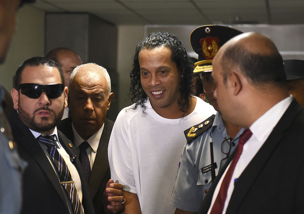 Ronaldinho seguirá en la cárcel