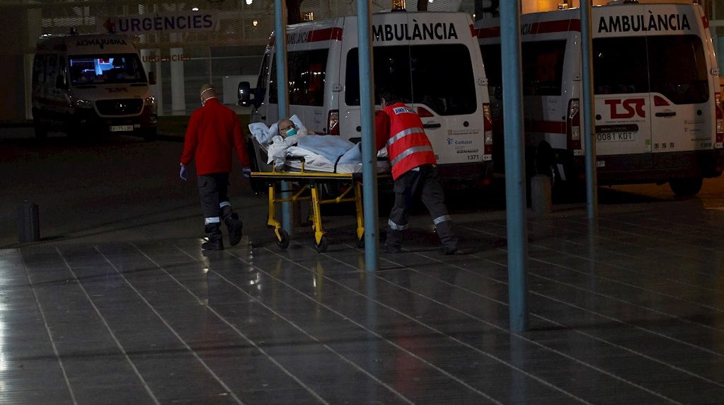 Médicos y enfermeros en España enfrentan el coronavirus como pueden