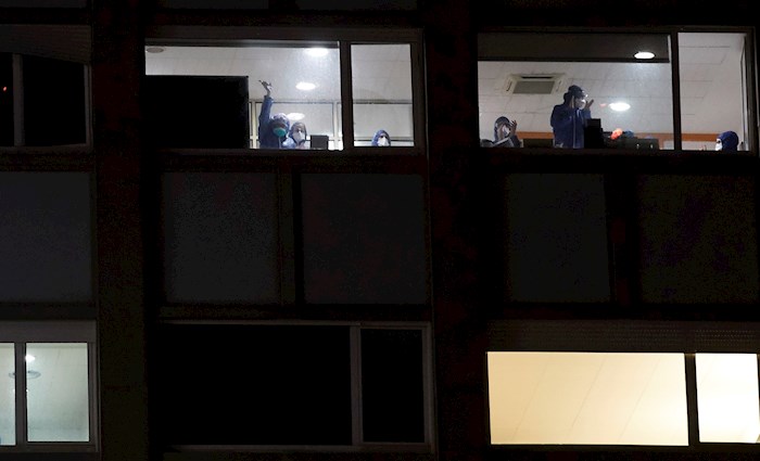 Médicos y enfermeros en España enfrentan el coronavirus como pueden