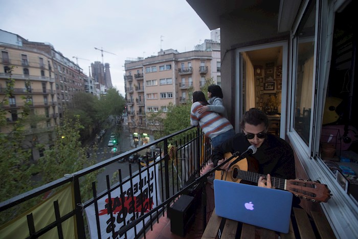 España la gente se mantiene aislada en sus hogares por coronavirus