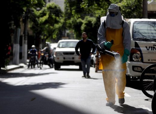 Funcionarios de la alcaldía de Niterói trabajan en labores de limpieza y desinfección de las calles este lunes, en Niterói, ciudad del estado de Río de Janeiro (Brasil). Brasil, el país latinoamericano más afectado por la pandemia de coronavirus, contabilizó hasta el domingo 25 muertes y 1.546 casos confirmados. EFE/ Antonio Lacerda