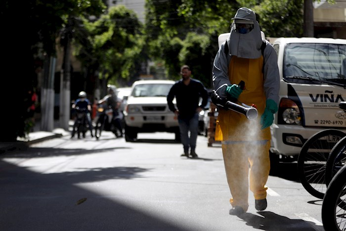 Funcionarios de la alcaldía de Niterói trabajan en labores de limpieza y desinfección de las calles este lunes, en Niterói, ciudad del estado de Río de Janeiro (Brasil). Brasil, el país latinoamericano más afectado por la pandemia de coronavirus, contabilizó hasta el domingo 25 muertes y 1.546 casos confirmados. EFE/ Antonio Lacerda