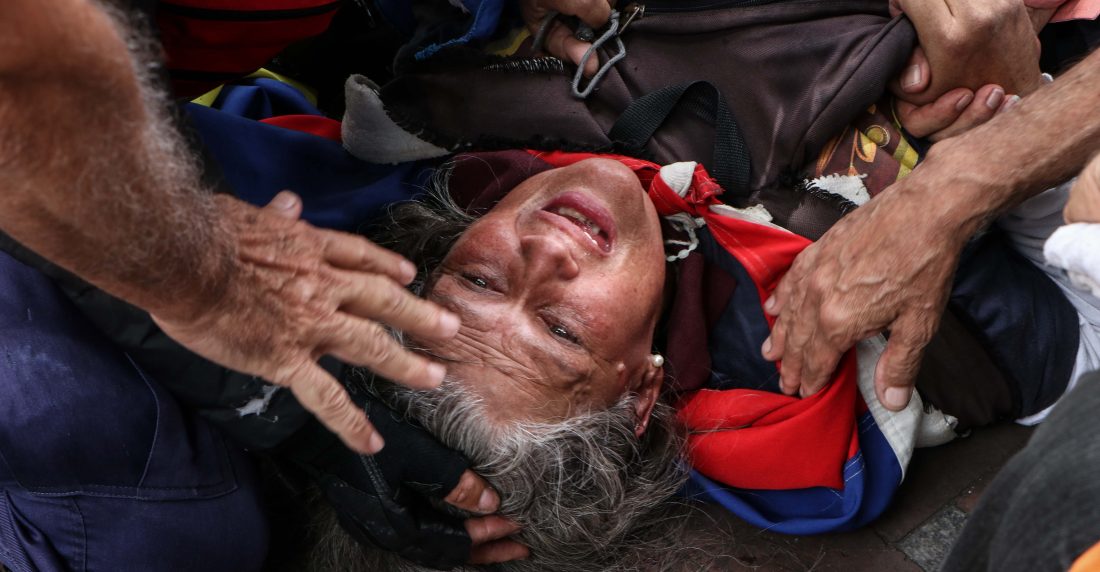 Policía dispersa con gases protesta contra Maduro en Caracas