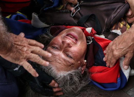 Policía dispersa con gases protesta contra Maduro en Caracas