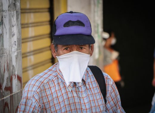 Caracas Muchas personas hacen sus propios tapabocas o mascarillas . OMS