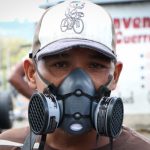 En caracas las personas improvisan Tapabocas