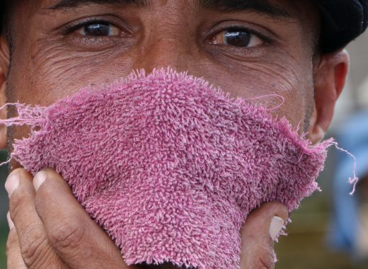 Tapabocas improvisados durante la cuarentena decretada por Nicolás Maduro hiperinflación