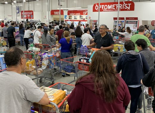 EEUU las personas se van a abastecer de víveres