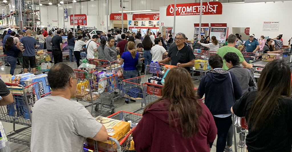 EEUU las personas se van a abastecer de víveres