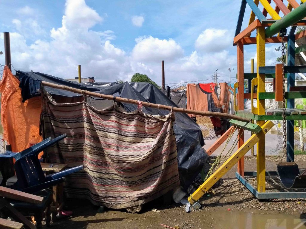 Hasta seis personas duermen en cada choza de estas en "La Parada"