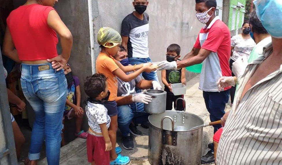 Migrantes venezolanos retornados reciben ayuda en San Antonio, Táchira. (Foto: Cortesía/El Estímulo)