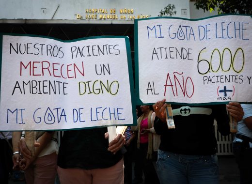 Médicos, enfermeras y padres protestaron en el J.M. de los Ríos