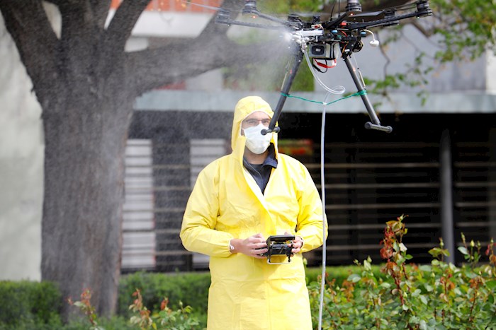 Un empleado municipal pilota un avión teledirigido para rociar líquido desinfectante en las calles de Córdoba, en el sur de España, el 24 de marzo de 2020.