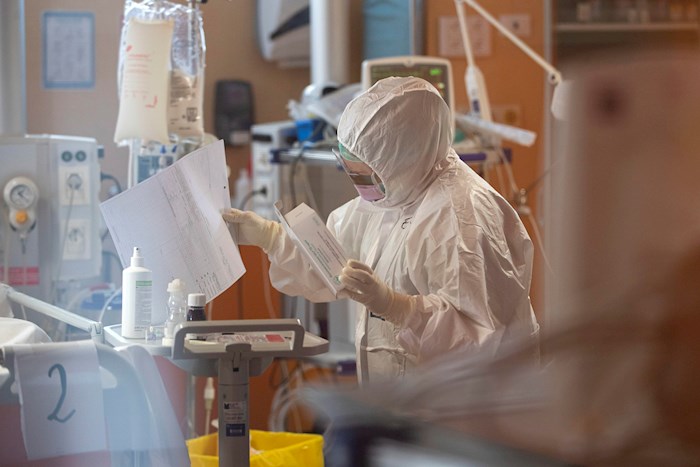 Roma (Italia), 24/03/2020.- Médicos y enfermeras trabajando en el departamento de cuidados intensivos del Hospital Casal Palocco 'Covid 3', Roma, Italia, 24 de marzo de 2020. Países de todo el mundo están tomando cada vez más medidas para frenar la propagación del coronavirus del SARS-CoV-2 que causa la enfermedad de Covid-19. (Italia, Roma) EFE/EPA/MASSIMO PERCOSSI