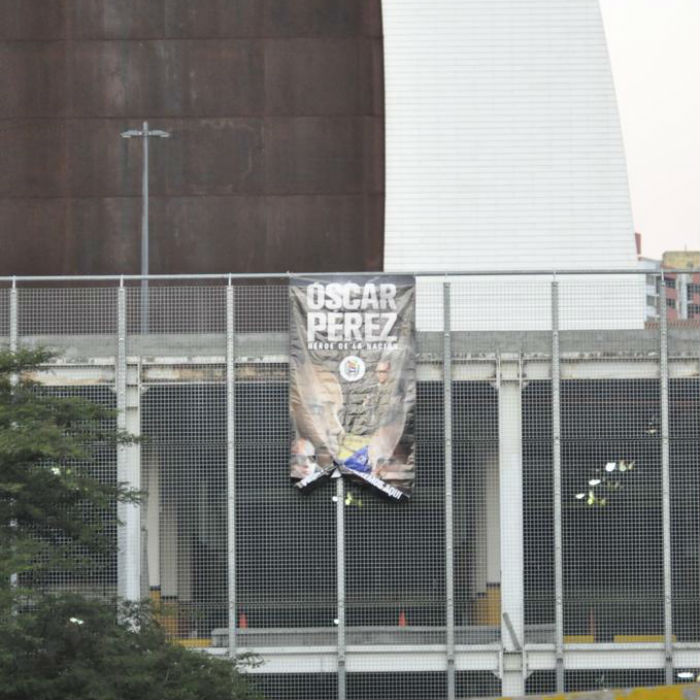 Pancartas con el rostro de Óscar Pérez amanecen en el Panteón Nacional