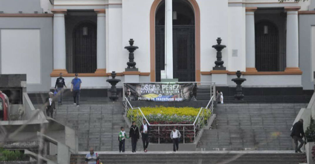 Pancartas con el rostro de Óscar Pérez amanecen en el Panteón Nacional