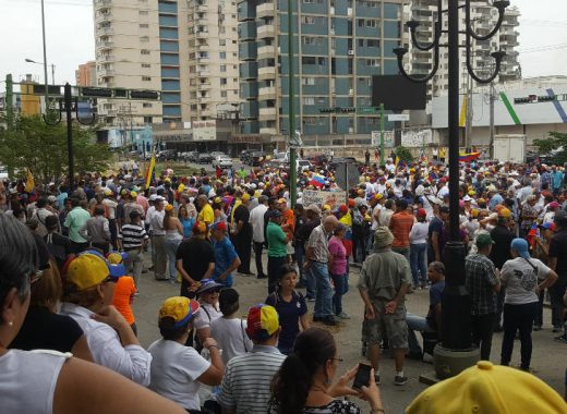 En Valencia se concentraron sin miedo en defensa de la democracia