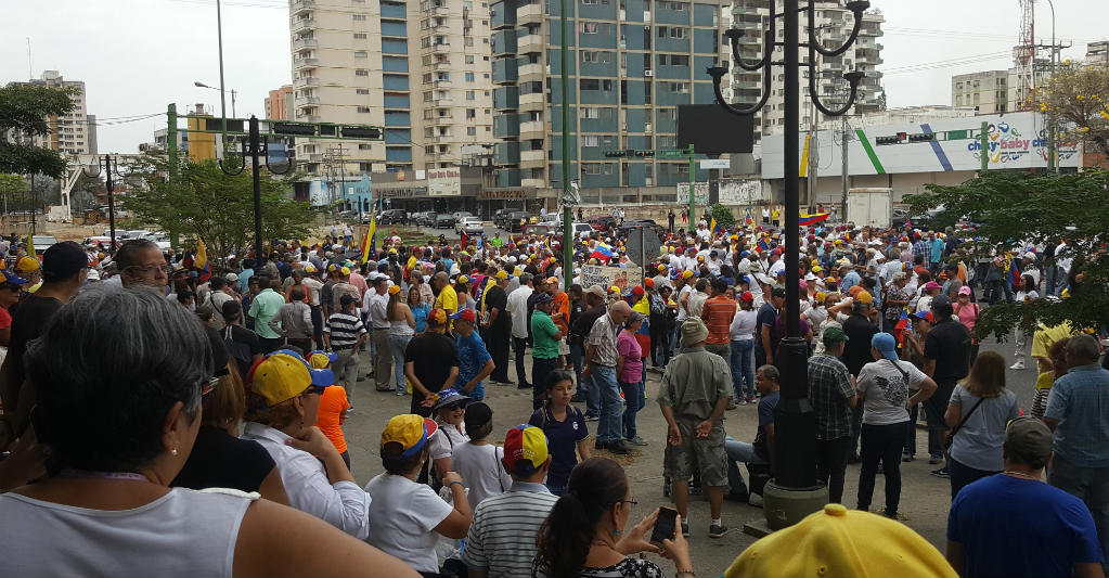 En Valencia se concentraron sin miedo en defensa de la democracia