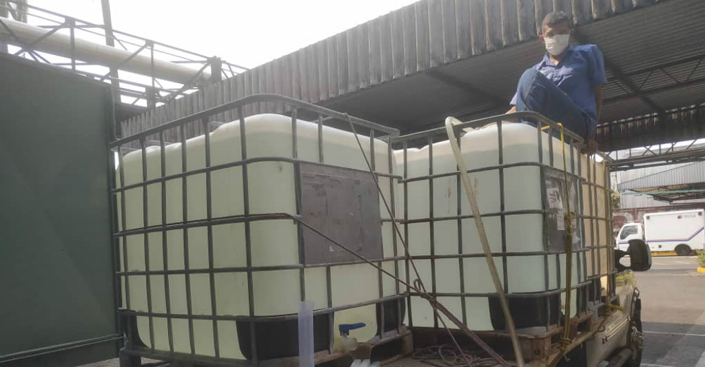 Licoreros donan alcohol para combatir coronavirus. Foto: Cortesía