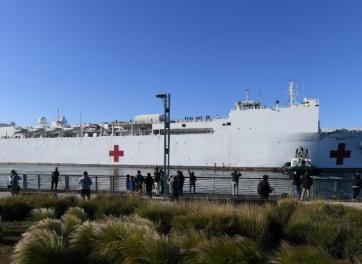Buque hospital llega a Los Ángeles por coronavirus. Foto: AFP