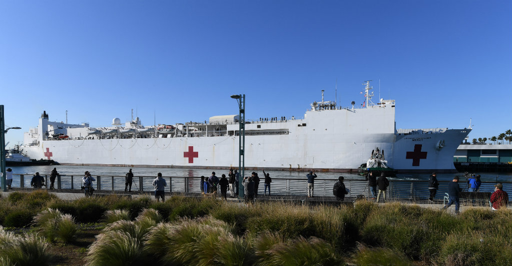 Buque hospital llega a Los Ángeles por coronavirus. Foto: AFP