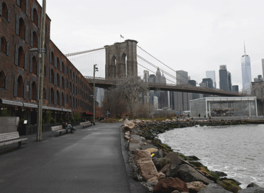 El puente de Brooklyn en Nueva York. Desolado por el coronavirus. AFP