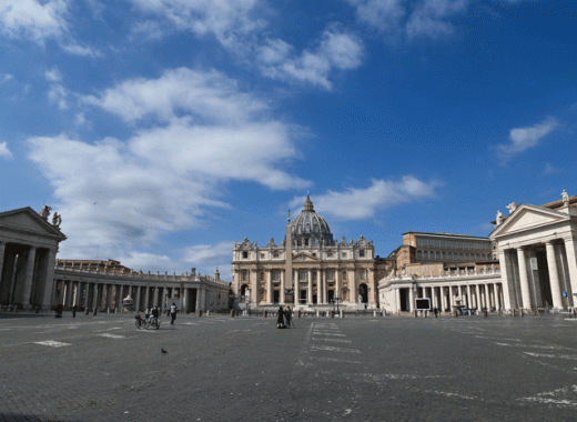 La icónica Plaza de San Pedro se queda sin fieles a causa del Covid-19. Foto: AFP