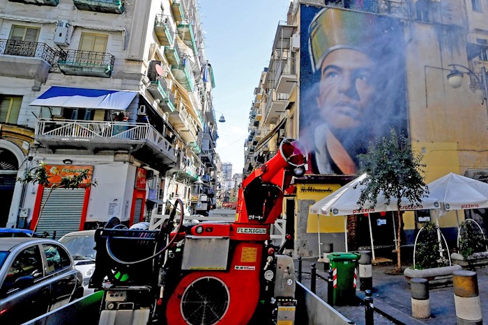 Operación de saneamiento en las calles del barrio Forecella de Nápoles, para frenar el peligro de contagio y la propagación del Coronavirus Covid-19, en Nápoles, Italia, 24 de marzo de 2020. Las medidas de bloqueo más estrictas entran en vigor mientras Italia permanezca bloqueada. Los países de todo el mundo están adoptando cada vez más medidas para frenar la propagación del coronavirus del SARS-CoV-2, que causa la enfermedad Covid-19. (Italia, Nápoles) EFE