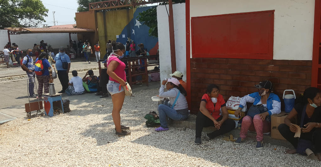 Familiares piden ayuda para presos de Penal de Tocuyito. Foto: Tibisay Romero
