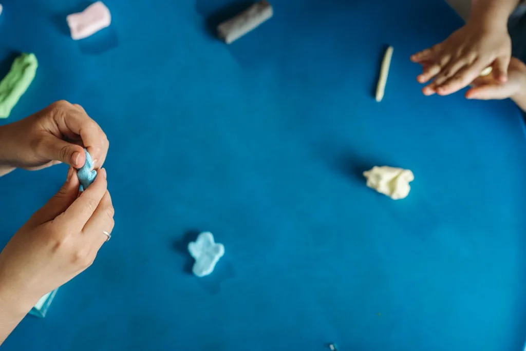Niños a la obra: cómo hacer plastilina y pintacaritas en casa