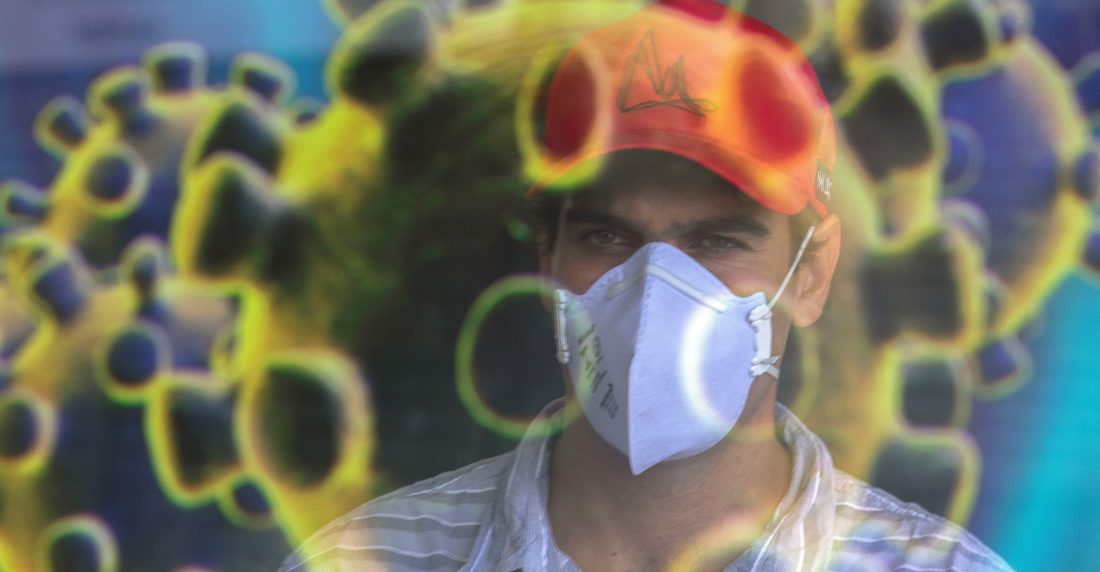 Un hombre con tapabocas aparece reflejado mientras observa un anuncio sobre el coronavirus este lunes, en Brasilia (Brasil). Brasil, el país latinoamericano más afectado por la pandemia de coronavirus, contabilizó hasta el domingo 25 muertes y 1.546 casos confirmados. EFE/ Joédson Alves