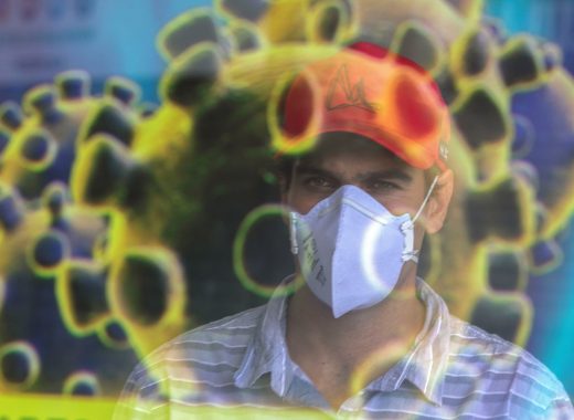 Un hombre con tapabocas aparece reflejado mientras observa un anuncio sobre el coronavirus este lunes, en Brasilia (Brasil). Brasil, el país latinoamericano más afectado por la pandemia de coronavirus, contabilizó hasta el domingo 25 muertes y 1.546 casos confirmados. EFE/ Joédson Alves