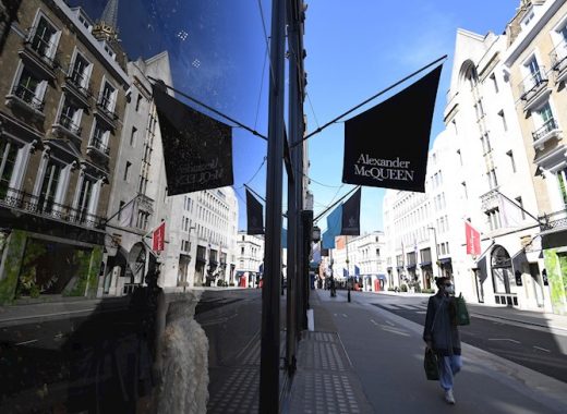 Una mujer pasa por delante de la tienda de Alexander McQueen en la calle Old Bond de Londres (Gran Bretaña), el 24 de marzo de 2020. Coronavirus Reino Unido