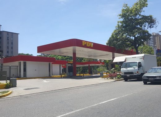Carabobo amaneció con largas colas por gasolina y perifoneo militar