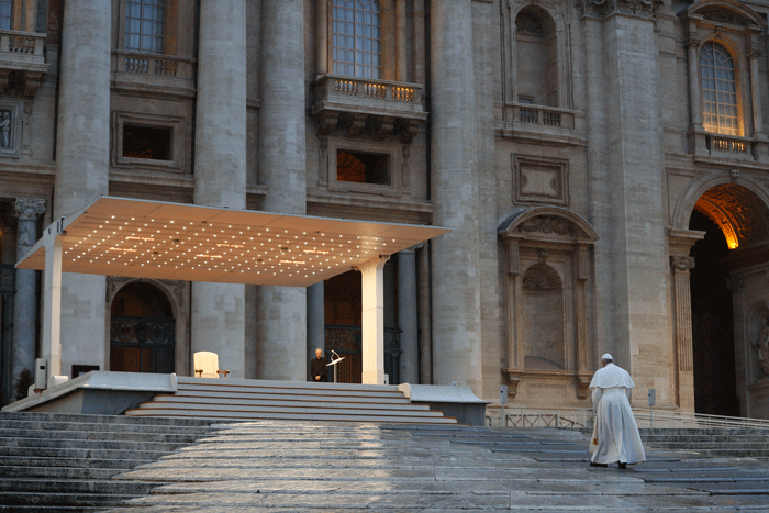 El papa sube las escaleras de San Pedro. AFP