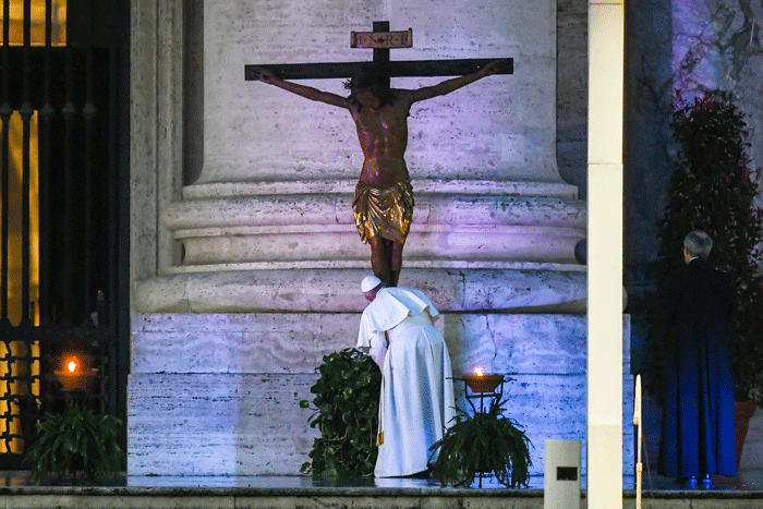 Francisco ante el Cristo en San Pedro. AFP