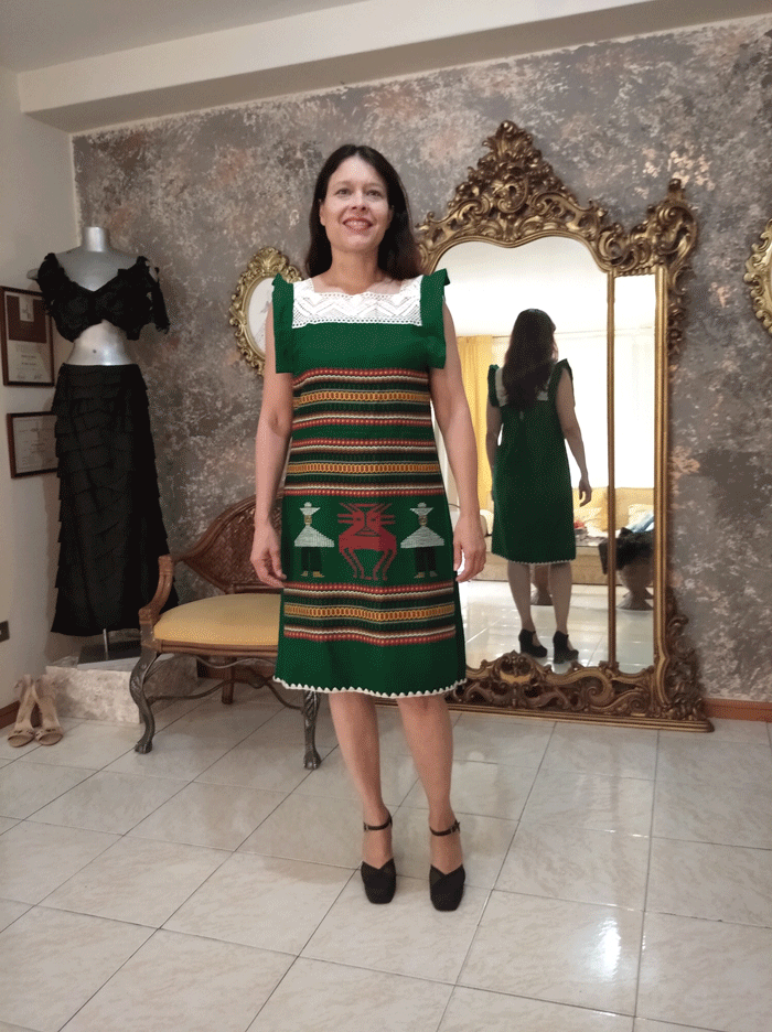 De inmensa bata artesanal mexicana a un vestido corto que respeta el hilado, apliques tejidos y bordados originales. Foto: Cortesía