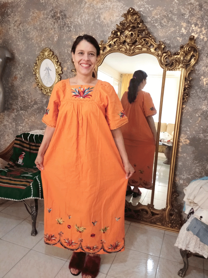 Se aprovechó la tela drill de una ancha bata mexicana para convertirla en tres piezas: una falda, una blusa con mangas cortas y un top con tirantes. Foto: Cortesía