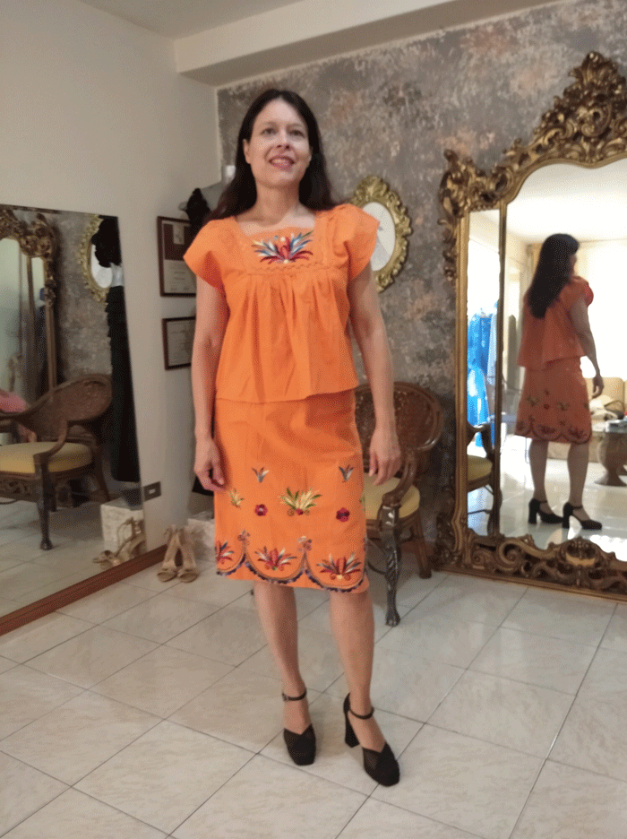 Se aprovechó la tela drill de una ancha bata mexicana para convertirla en tres piezas: una falda, una blusa con mangas cortas y un top con tirantes.. Foto: Cortesía