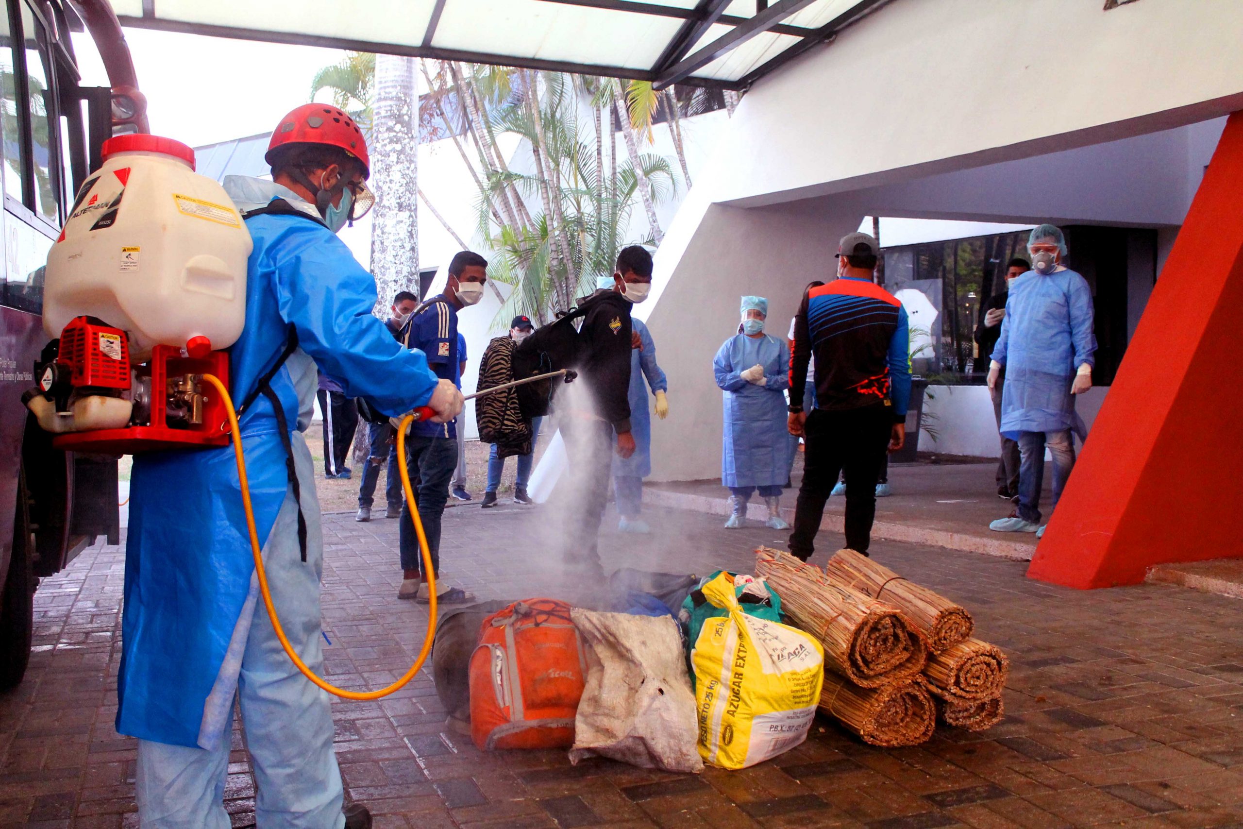 En la Villa Olímpica los recibieron con desinfección y pruebas de despistaje ante el Coronavirus Covid-19
