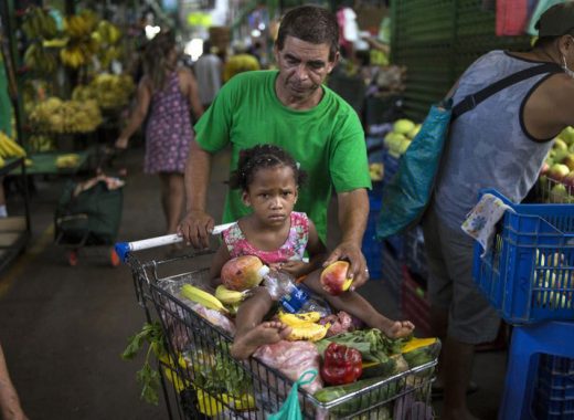 Vulnerables en Perú mendigan comida empujados por cuarentena