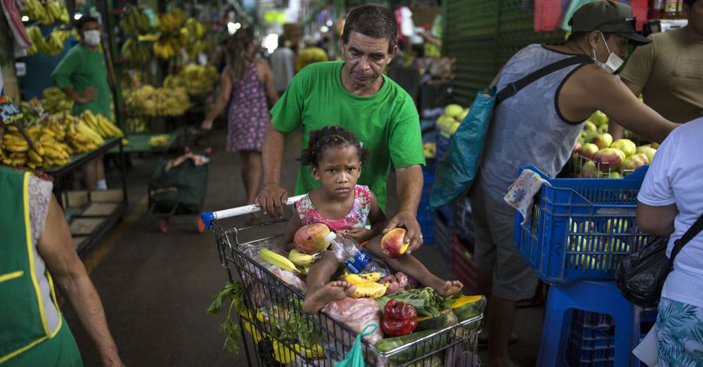 Vulnerables en Perú mendigan comida empujados por cuarentena