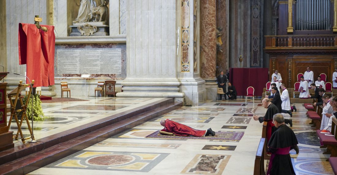 Papa Francisco ante jesús viernes santo San Pablo