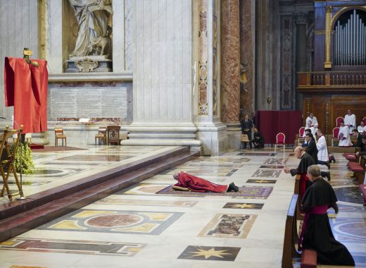 Papa Francisco ante jesús viernes santo San Pablo