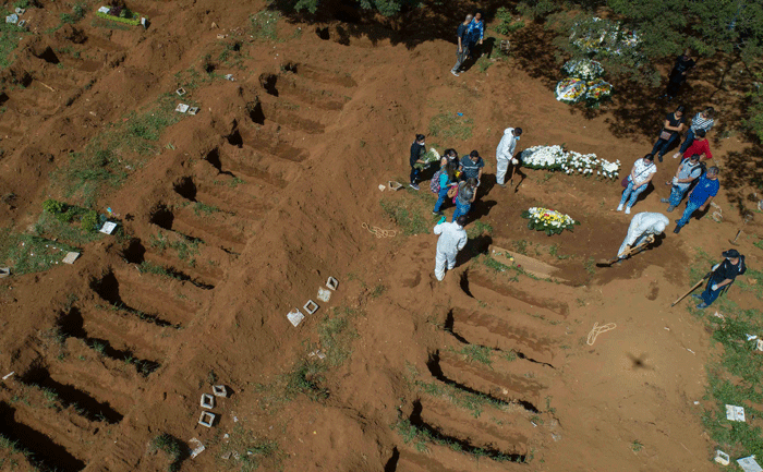 El coronavirus asfixia al cementerio de Sao Paulo. AP
