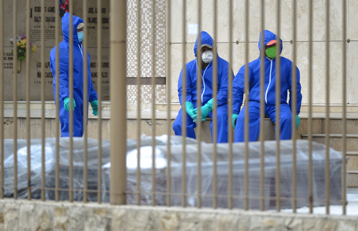 Personal sanitario del Guayaquil rebasado por el coronavirus. AFP