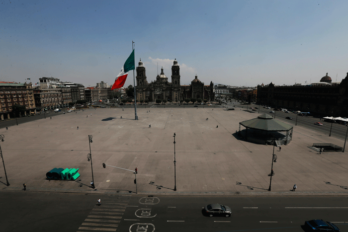 El zócalo de Ciudad de México, desolado por el coronavirus