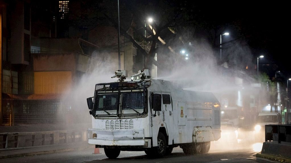 Las "ballenas" de Caracas, de dispersar manifestantes a neutralizar virus