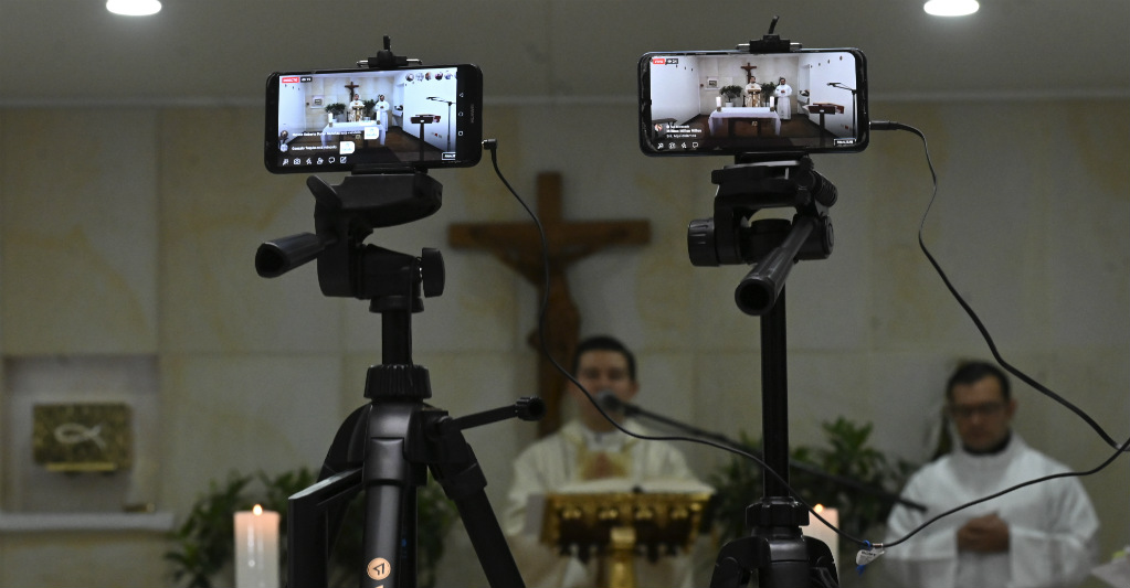La iglesia frente a las epidemias: de la caza de gatos a internet. AFP