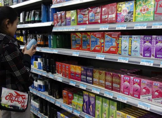 Coronavirus pone en riesgo suministro de preservativos. AFP